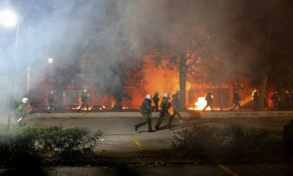 Επίθεση σε ΜΑΤ με μολότοφ έξω από το τουρκικό προξενείο στην Θεσσαλονίκη (Εικόνες-Βίντεο)